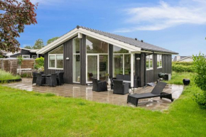 Cosy Summerhouse Near The Waterfront, Strøby